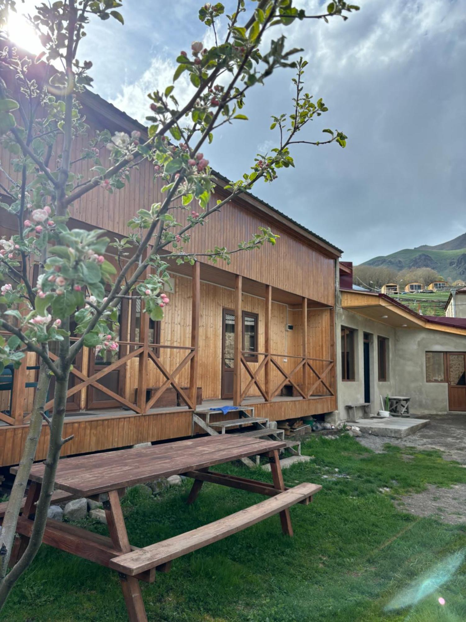 Family Hostel Nika Kazbegi Eksteriør bilde